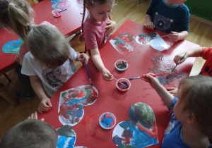 Dzieci malują techniką "mokre na mokrym"